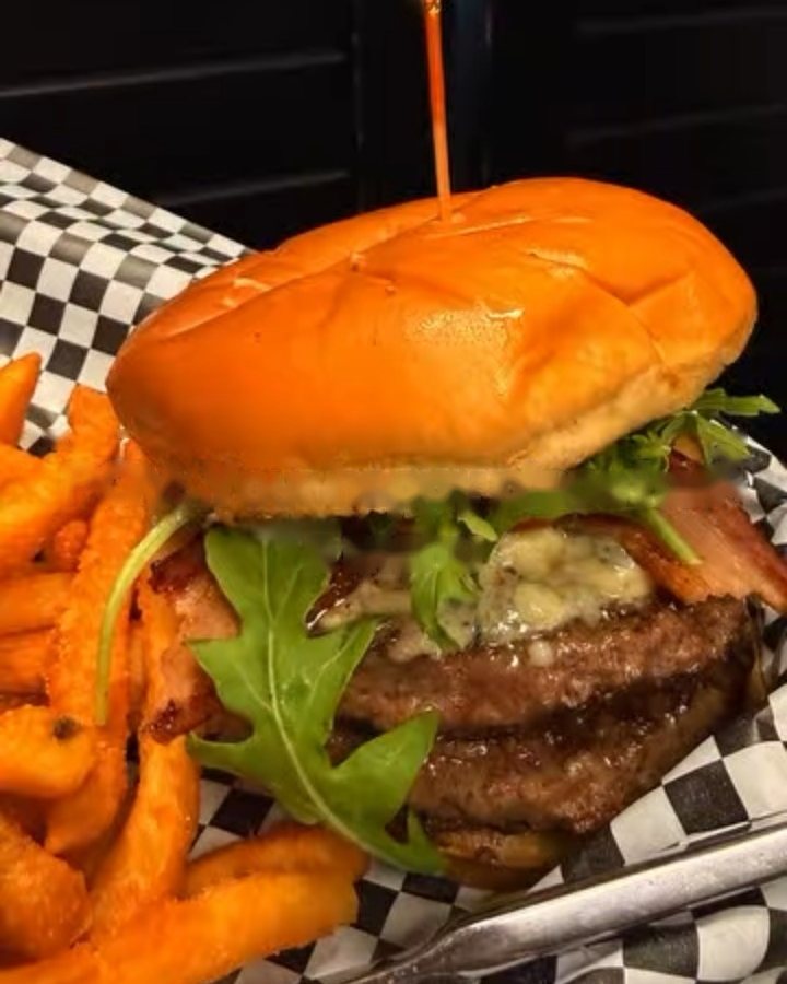 Burger with bleu cheese, bacon and arugula, served with fries